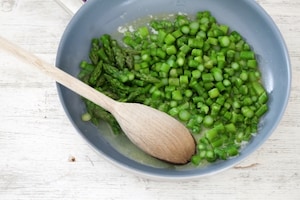 Preparazione Pennette alla carbonara con asparagi e trota affumicata - Fase 1