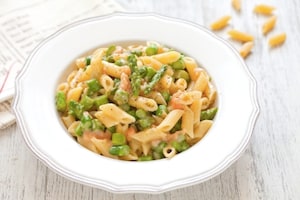 Preparazione Pennette alla carbonara con asparagi e trota affumicata - Fase 3