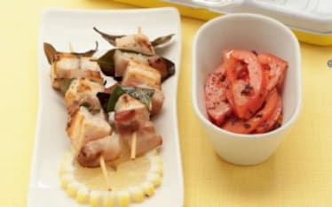 Spiedini di spada con pancetta e pomodori alle olive