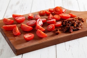 Preparazione Linguine alla colatura di alici e pomodori - Fase 1