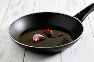 Preparazione Linguine alla colatura di alici e pomodori - Fase 1