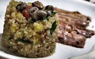 Insalata di quinoa con pesce e verdure