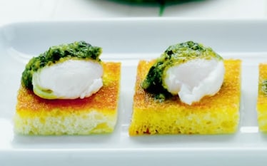 Crostini con ovetto in camicia