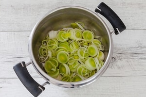 Preparazione Minestra di farro e porri - Fase 1