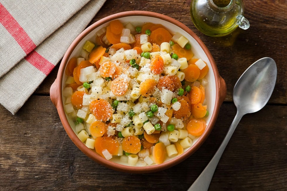 Minestrone di sedano rapa, piselli, carote e pasta corta ricetta