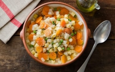 Minestrone di sedano rapa, piselli, carote e pasta corta