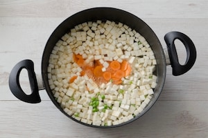 Preparazione Minestrone di sedano rapa, piselli, carote e pasta corta - Fase 1
