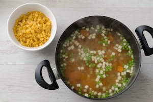 Preparazione Minestrone di sedano rapa, piselli, carote e pasta corta - Fase 2