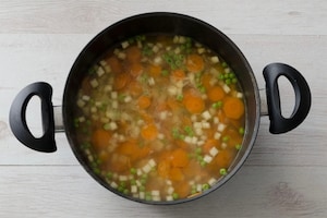 Preparazione Minestrone di sedano rapa, piselli, carote e pasta corta - Fase 2