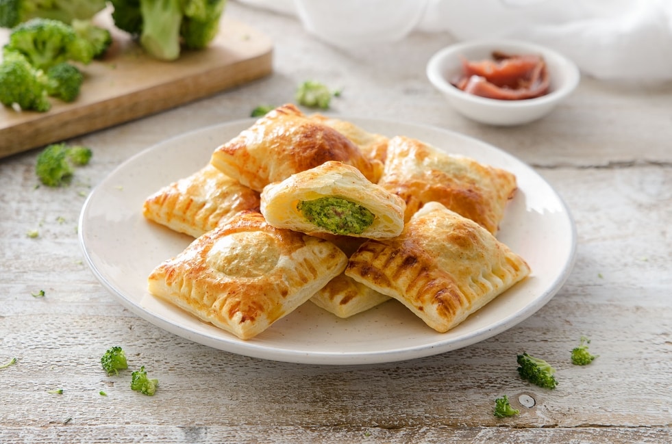 Ravioli di sfoglia con broccoli e acciughe ricetta