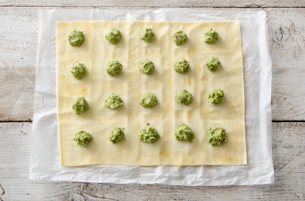 Preparazione Ravioli di sfoglia con broccoli e acciughe - Fase 2 Preparazione Ravioli di sfoglia con broccoli e acciughe - Fase 2