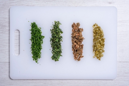 Preparazione Salsa tartara - Fase 1 Preparazione Salsa tartara - Fase 1