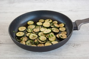 Preparazione Spaghetti alle zucchine - Fase 1