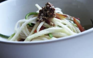 Spaghettini con mele e senape in grani