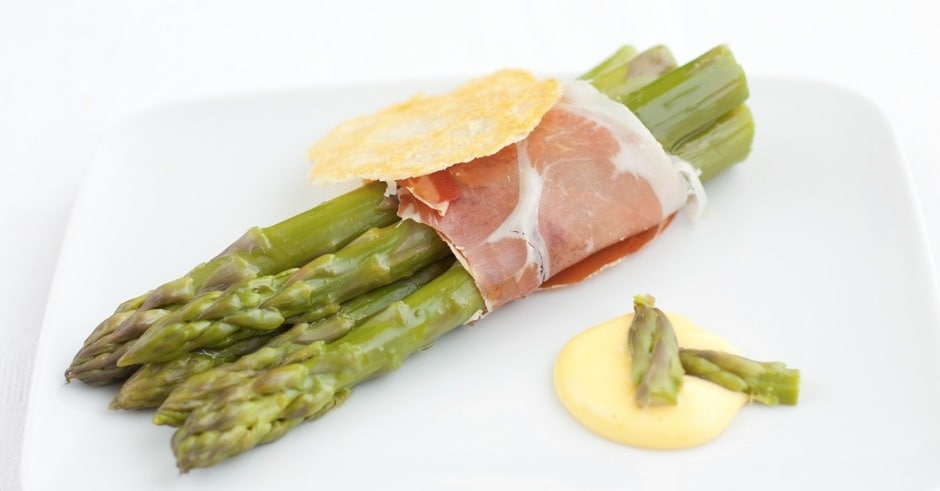 Asparagi e prosciutto crudo con salsa olandese e cialda di parmigiano reggiano ricetta