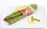 Asparagi e prosciutto crudo con salsa olandese e cialda di parmigiano reggiano