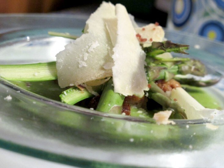 Insalata di asparagi con ricotta e pane fritto ricetta