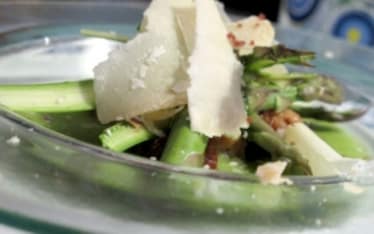 Insalata di asparagi con ricotta e pane fritto