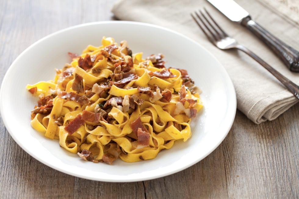 Fettuccine al prosciutto e funghi ricetta