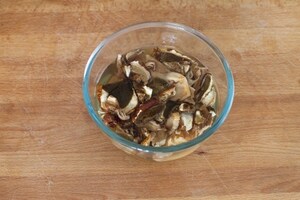 Preparazione Fettuccine al prosciutto e funghi - Fase 1