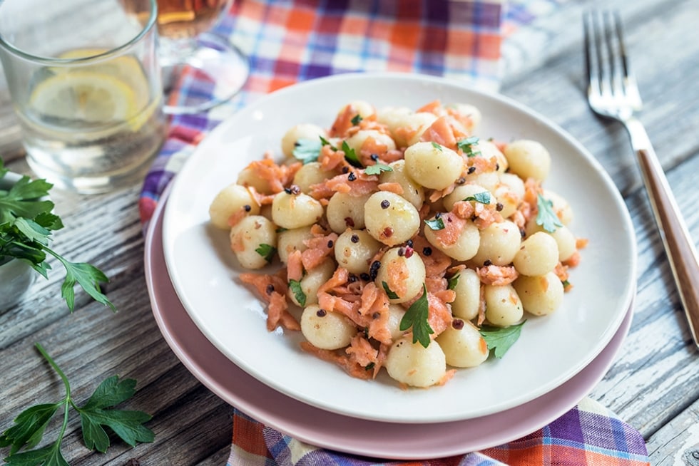 Gnocchi al salmone e doppio pepe ricetta