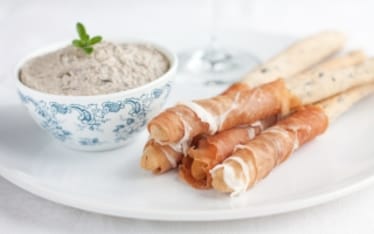 Grissini alle olive nere, prosciutto crudo e dip di melanzana