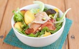 Insalata di pesche gialle, prosciutto crudo e pistacchi