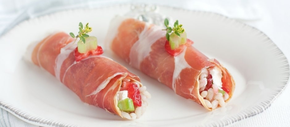 Involtini di prosciutto crudo con orzo, fragole, sedano e caprino ricetta