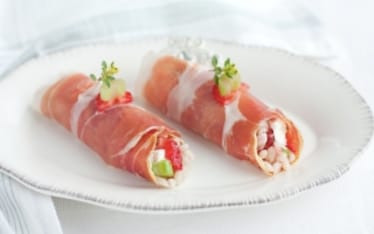 Involtini di prosciutto crudo con orzo, fragole, sedano e caprino