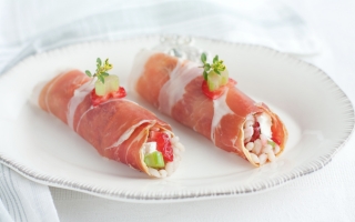 Involtini di prosciutto crudo con orzo, fragole, sedano e caprino Involtini di prosciutto crudo con orzo, fragole, sedano e caprino