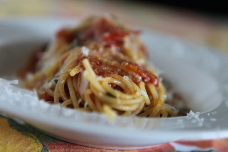 Spaghetti con pomodorini, acciughe e capperi  ricetta
