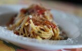 Spaghetti con pomodorini, acciughe e capperi 
