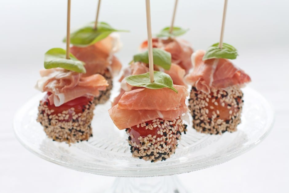 Pomodorini al sesamo con prosciutto crudo ricetta