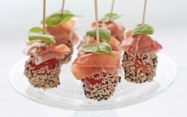 Pomodorini al sesamo con prosciutto crudo