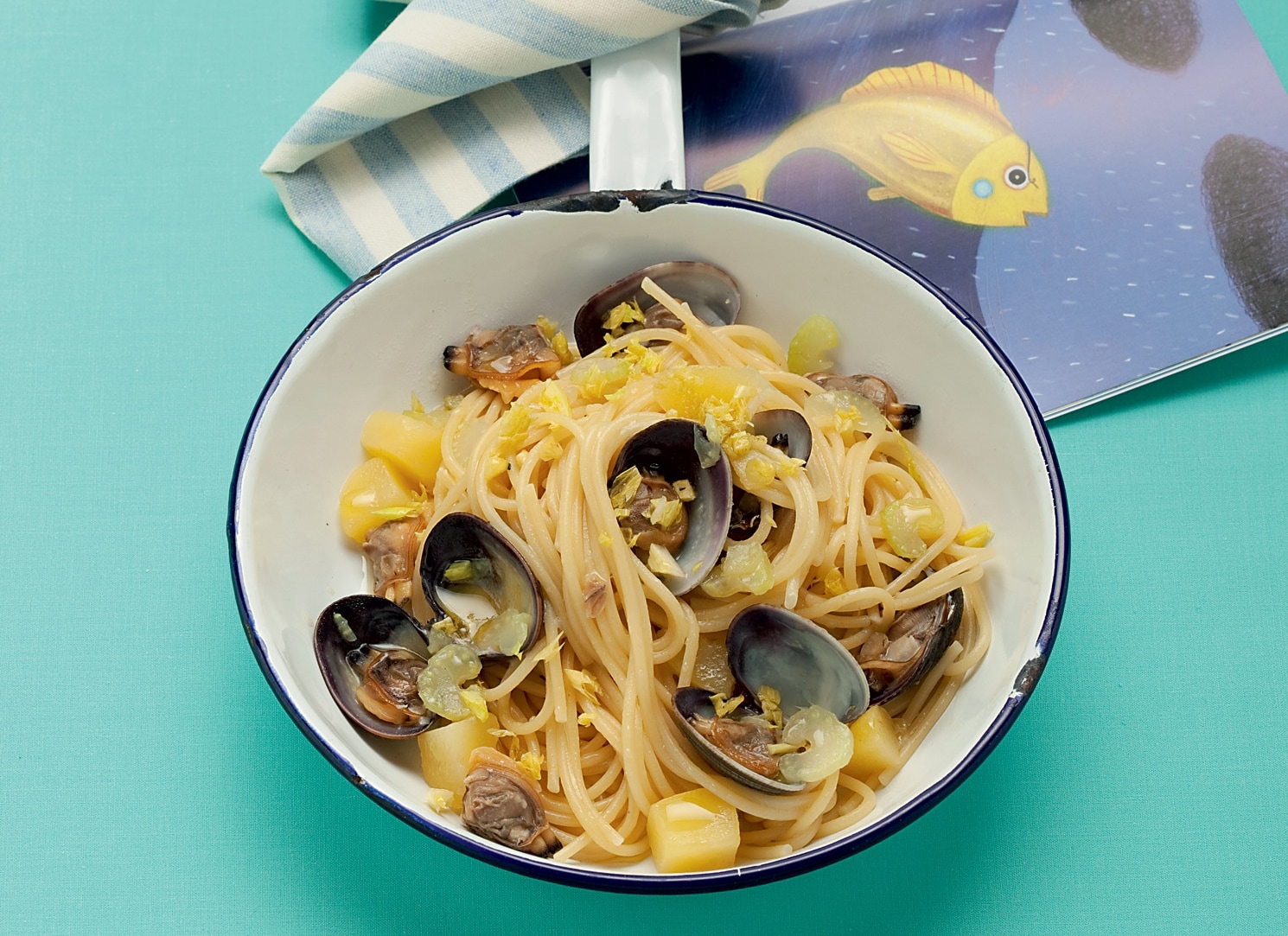 Spaghetti alle vongole con sedano e patate ricetta