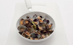 Preparazione Spaghetti alle vongole con sedano e patate - Fase 2