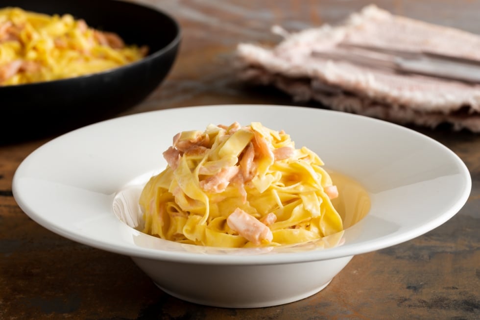 Tagliatelle al salmone ricetta