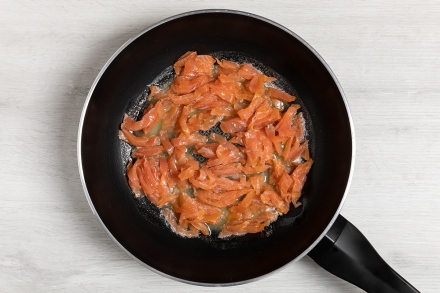 Preparazione Tagliatelle al salmone - Fase 1 Preparazione Tagliatelle al salmone - Fase 1
