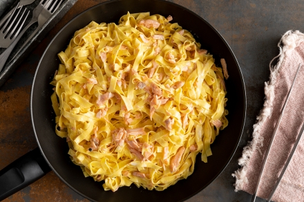 Preparazione Tagliatelle al salmone - Fase 2 Preparazione Tagliatelle al salmone - Fase 2