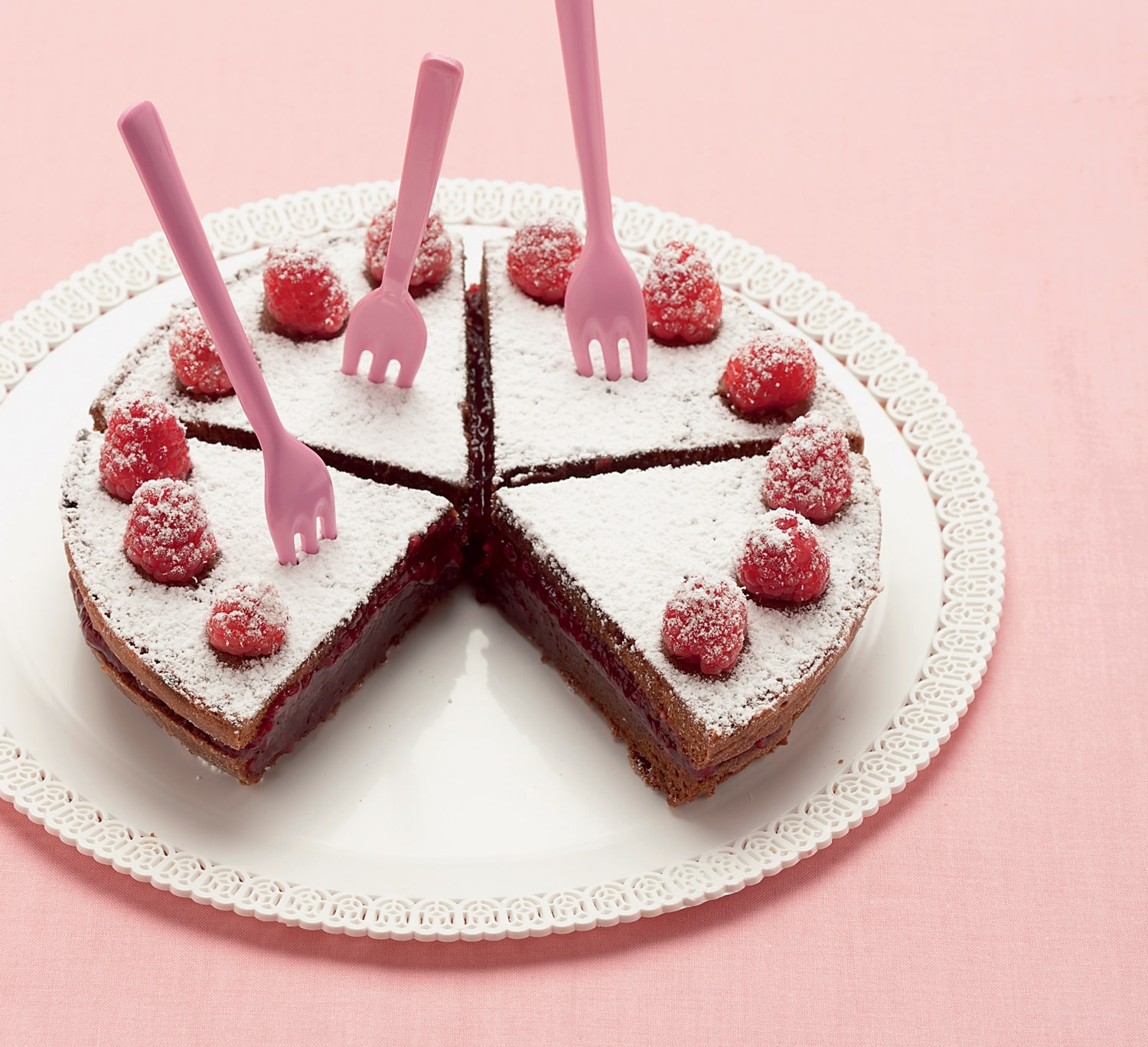 Torta al cioccolato con confettura di lamponi ricetta