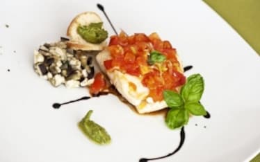 Trancio di merluzzo in umido con pesto alla Genovese e melanzane in moka di birra