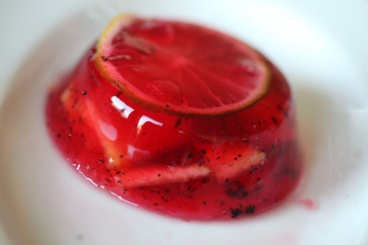 Budino trasparente al Campari Soda con lime, pesche percoche e pepe ricetta