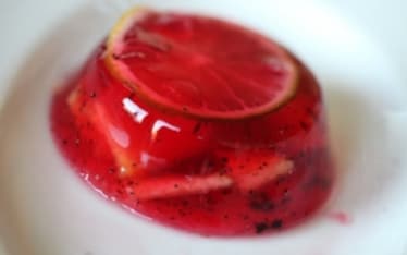 Budino trasparente al Campari Soda con lime, pesche percoche e pepe