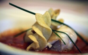 Gazpacho alla menta con rana pescatrice e fusilli fritti