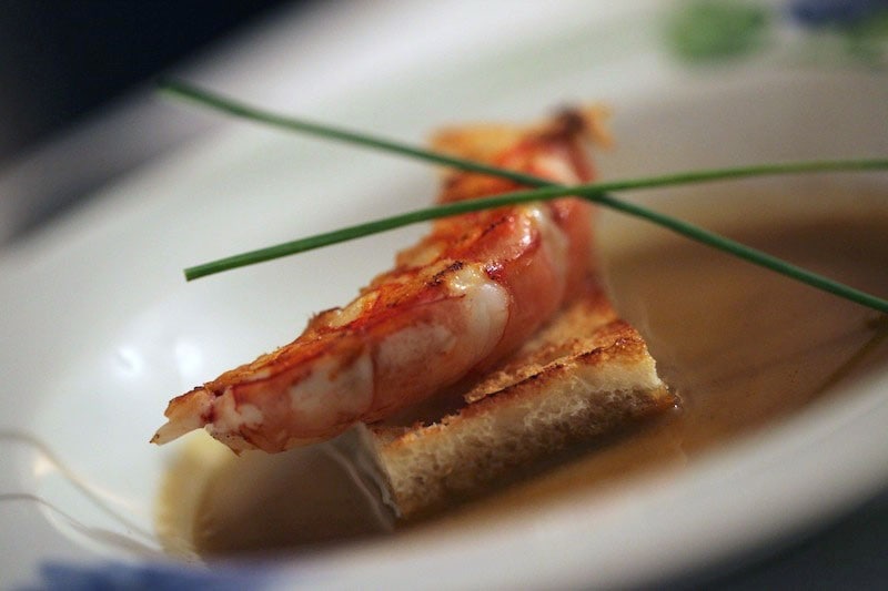 Gamberi con bisque al porto ricetta