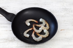 Preparazione Insalata con mazzancolle, pomodori verdi e mango - Fase 1