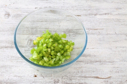 Preparazione Insalata con mazzancolle, pomodori verdi e mango - Fase 1 Preparazione Insalata con mazzancolle, pomodori verdi e mango - Fase 1