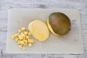 Preparazione Insalata con mazzancolle, pomodori verdi e mango - Fase 2