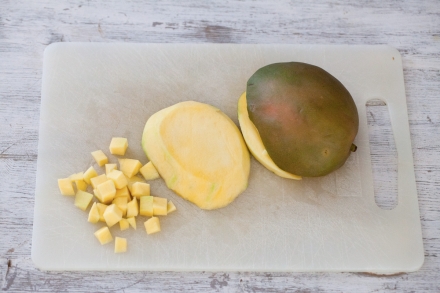 Preparazione Insalata con mazzancolle, pomodori verdi e mango - Fase 2 Preparazione Insalata con mazzancolle, pomodori verdi e mango - Fase 2