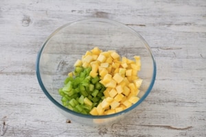 Preparazione Insalata con mazzancolle, pomodori verdi e mango - Fase 2